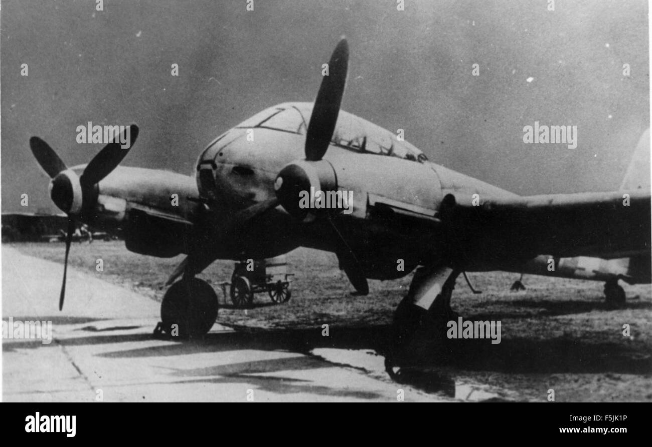 Il Messerschmitt me 410A-1, parte della collezione Nowarra, era un bimotore tedesco utilizzato durante la seconda guerra mondiale. Conosciuto per la sua versatilità, servì come bombardiere, aereo da ricognizione e da caccia. Foto Stock