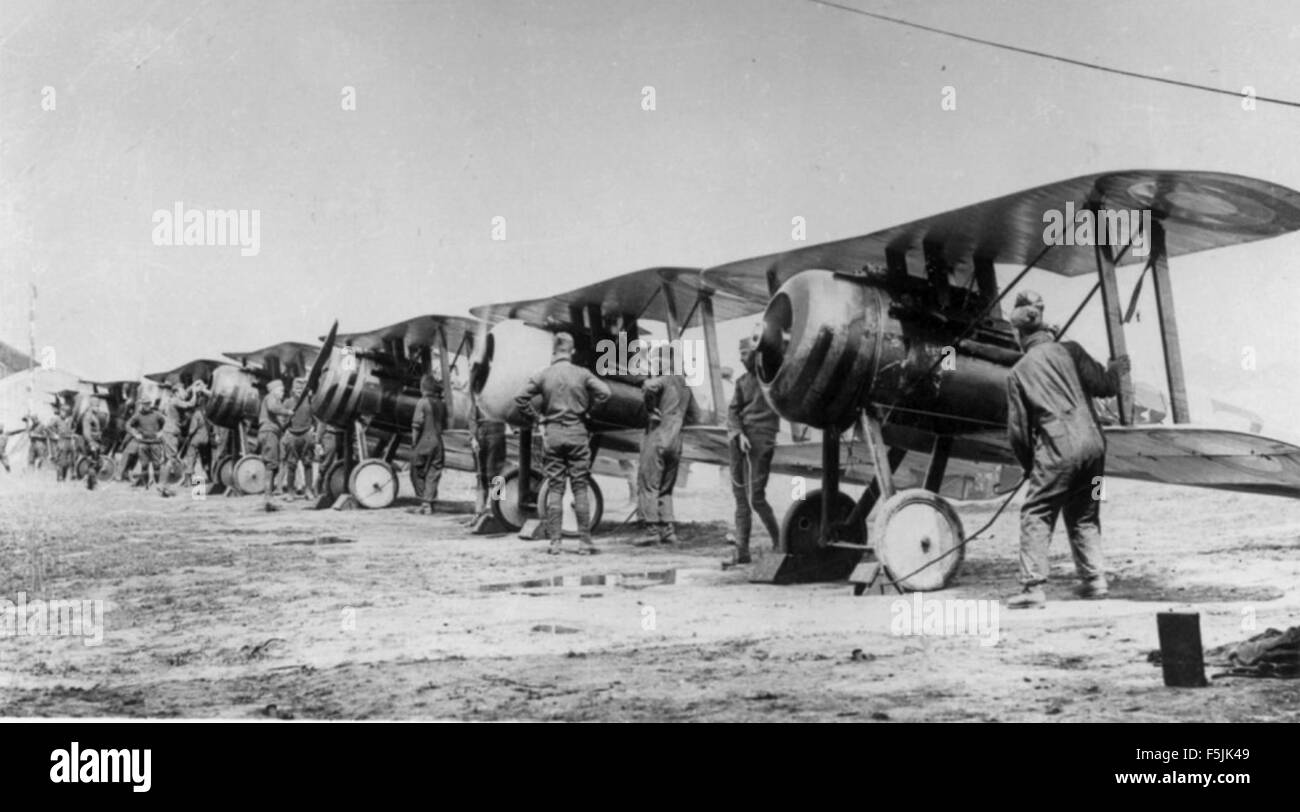 Una fotografia storica che mostra una formazione di aerei Nieuport 28, utilizzati dagli US Signal Corps durante la prima guerra mondiale, evidenziando il loro ruolo nel combattimento aereo e nella ricognizione. Foto Stock