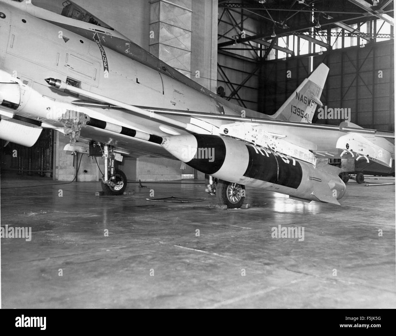 Una foto del North American Fury FJ-4B, un caccia portaerei utilizzato dalla US Navy. L'FJ-4B era dotato di avionica avanzata ed era utilizzato per missioni di supporto aereo ravvicinato e di superiorità aerea. Foto Stock