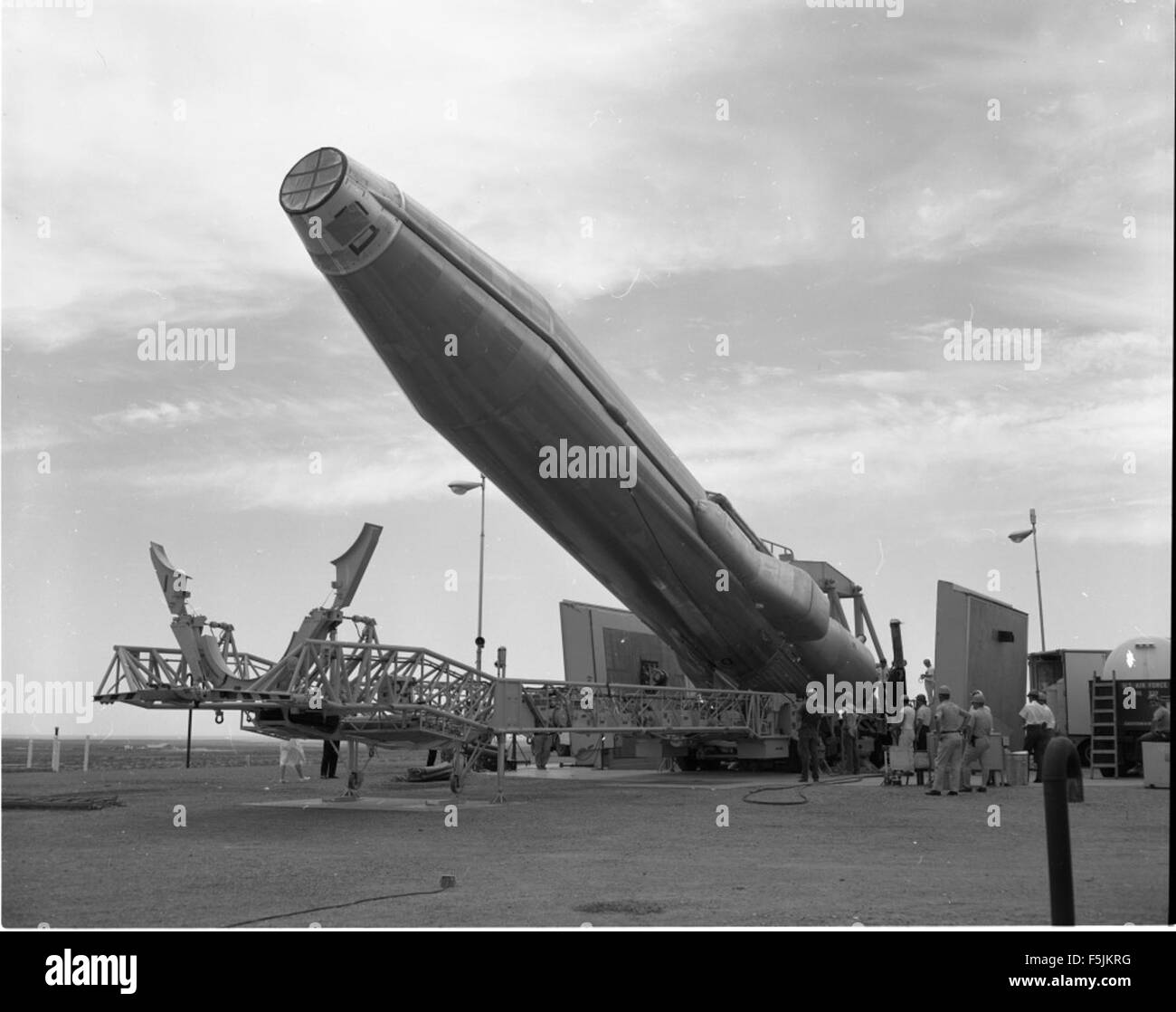 Fotografia dell'installazione dell'Atlas 74F, con il missile parzialmente sollevato durante il montaggio in una fase chiave del programma. Foto Stock