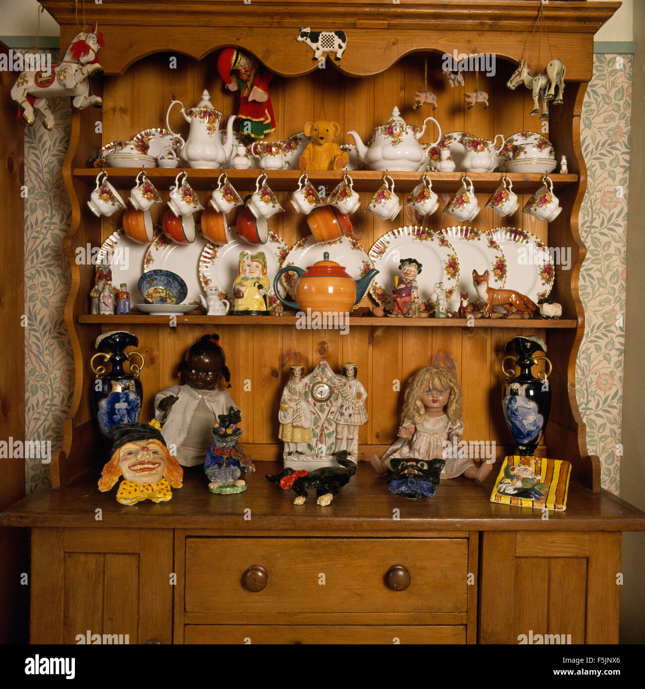 Collezione di vintage Royal Albert cina e bambole su un comò di pino Foto Stock