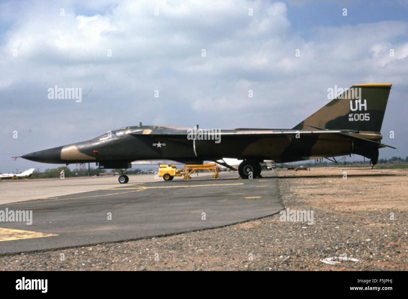 Questa immagine fa parte della Rene Francillon Slide Collection, un archivio storico dedicato all'aviazione. René Francillon, un importante storico dell'aviazione, ha catturato una vasta gamma di argomenti dell'aviazione, tra cui aerei, eventi aerei e momenti storici, fornendo preziose informazioni sullo sviluppo dell'aviazione nel corso degli anni. Foto Stock