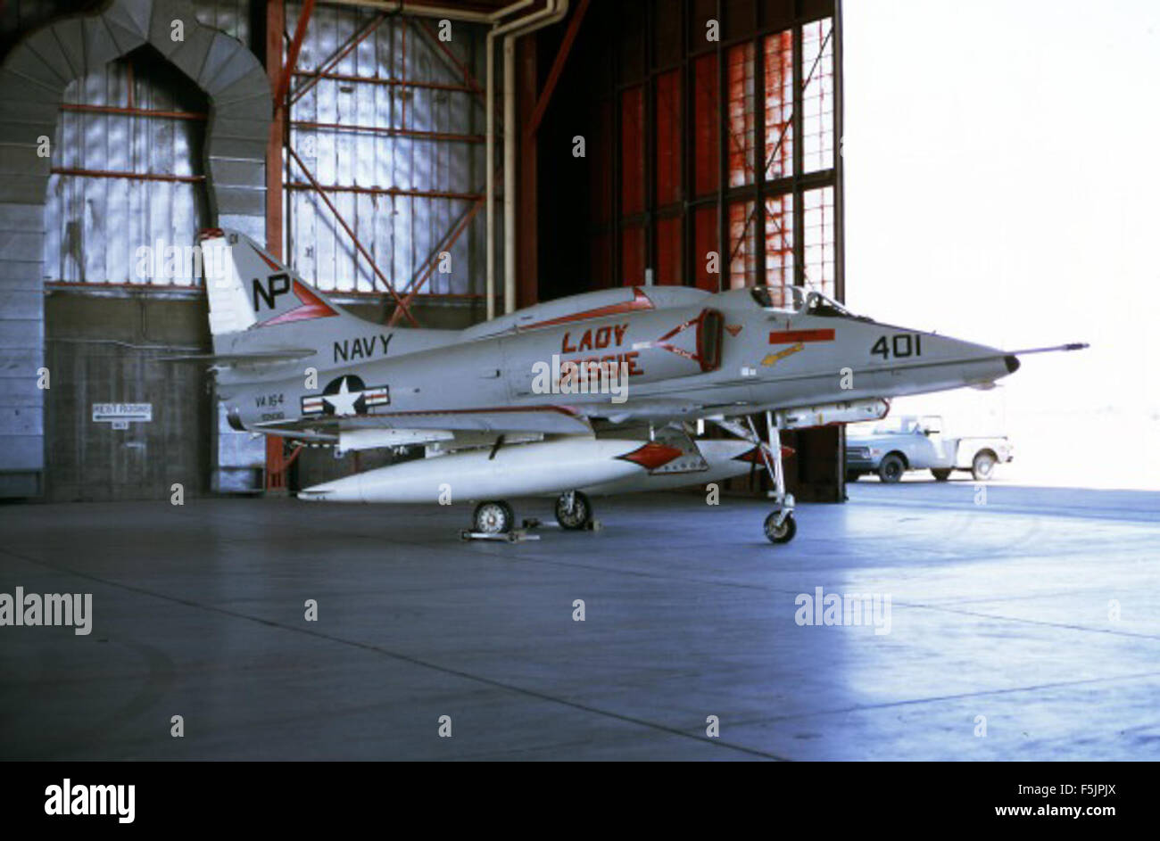 Questa immagine della Rene Francillon Slide Collection probabilmente mostra un aereo, parte di un archivio fotografico significativo che documenta la storia dell'aviazione. La collezione di Francillon è nota per le sue immagini dettagliate dell'aviazione di varie epoche. Foto Stock