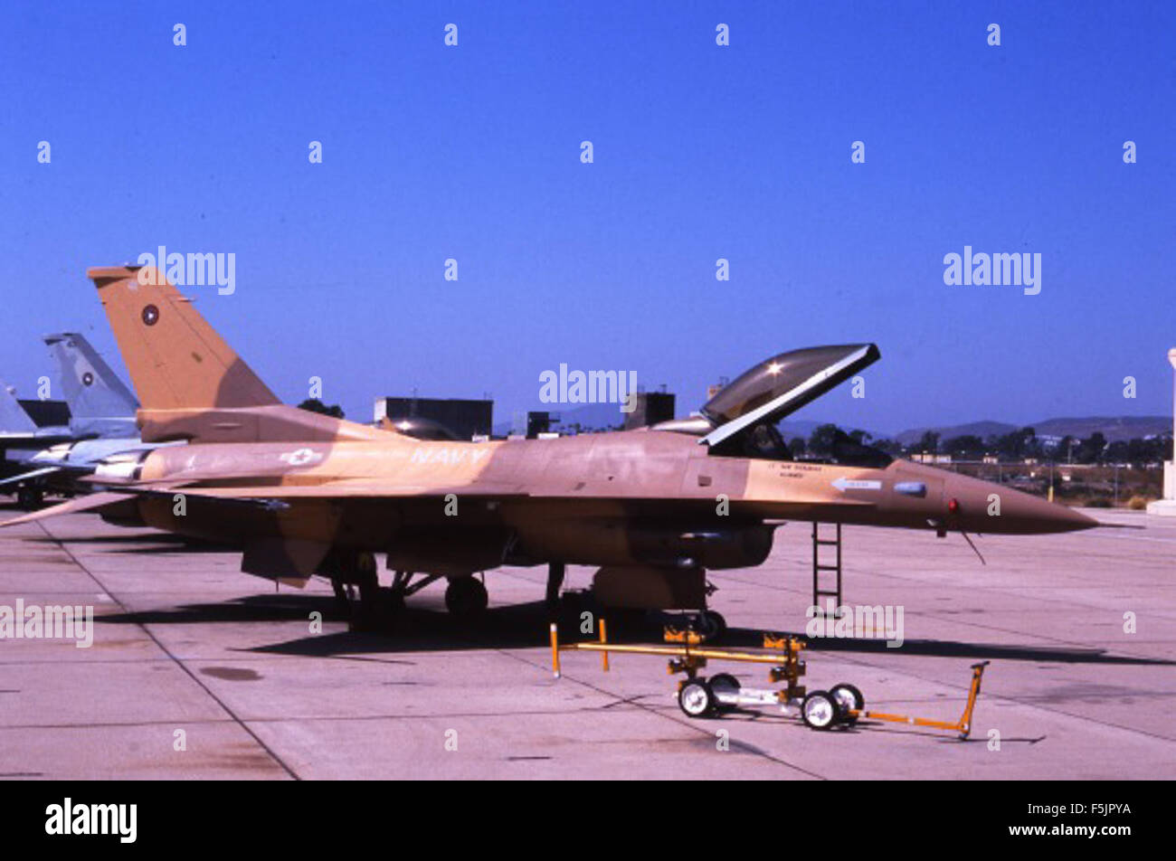 La Rene Francillon Slide Collection contiene immagini che documentano la storia dell'aviazione, concentrandosi sui modelli di aerei, le pietre miliari dell'aviazione e l'evoluzione del volo. La collezione è una risorsa preziosa per gli storici e gli appassionati dell'aviazione. Foto Stock