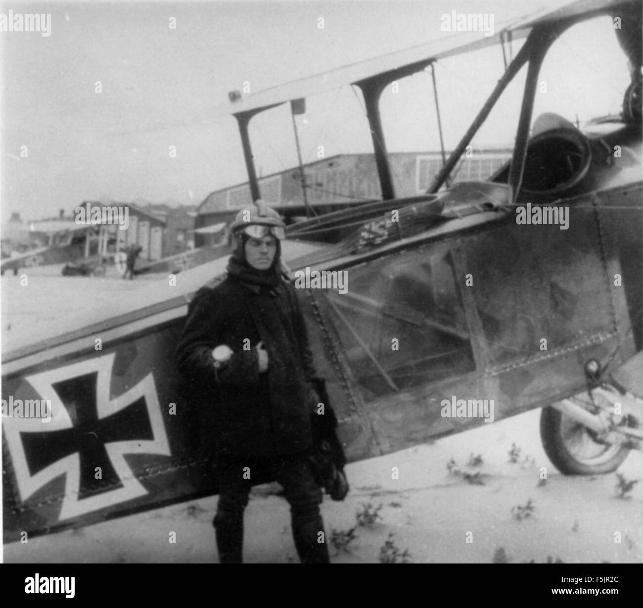 Il Rumpler 8C12, un aereo da ricognizione tedesco della prima guerra mondiale, è raffigurato in una fotografia del 1918. Noto per il suo ruolo nella ricognizione aerea, questo aereo presentava un design biplano distintivo ed era utilizzato principalmente dal tedesco Luftstreitkräfte. L'8C12 fu una parte importante della flotta aerea tedesca durante la guerra, contribuendo alle operazioni di intelligence militare e sorveglianza. Foto Stock