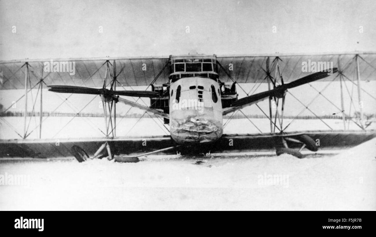 Questa fotografia raffigura il Siemens-Schuckertwerke R V, un notevole velivolo del 1916, creato dal costruttore tedesco Siemens-Schuckertwerke. L'aereo faceva parte della prima era dell'aviazione durante la prima guerra mondiale Foto Stock