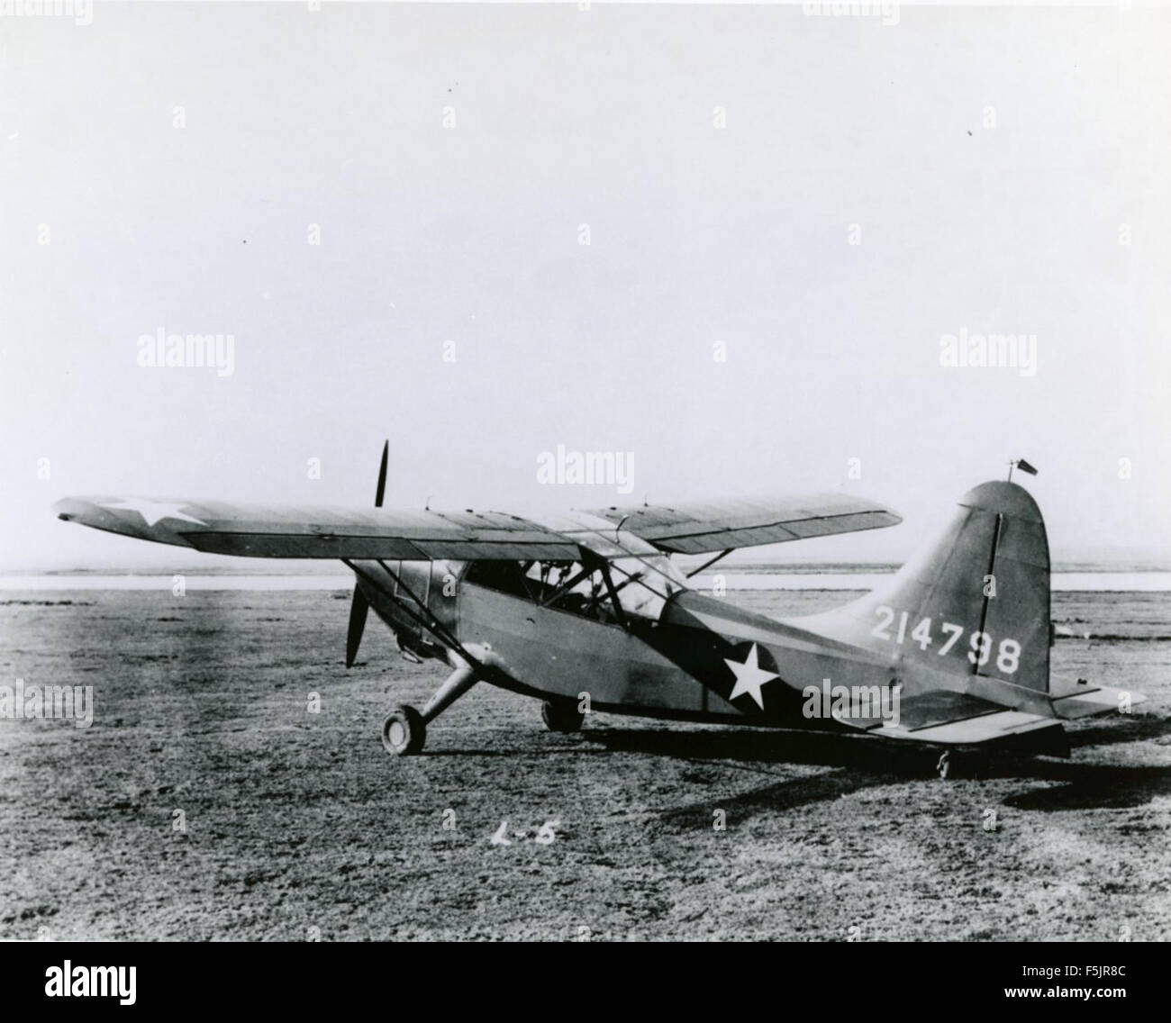 Lo Stinson L-5 Sentinel è un monoplano leggero ad ala bassa utilizzato dall'esercito statunitense durante la seconda guerra mondiale per la ricognizione e il trasporto aereo, noto per la sua durata e versatilità. Foto Stock