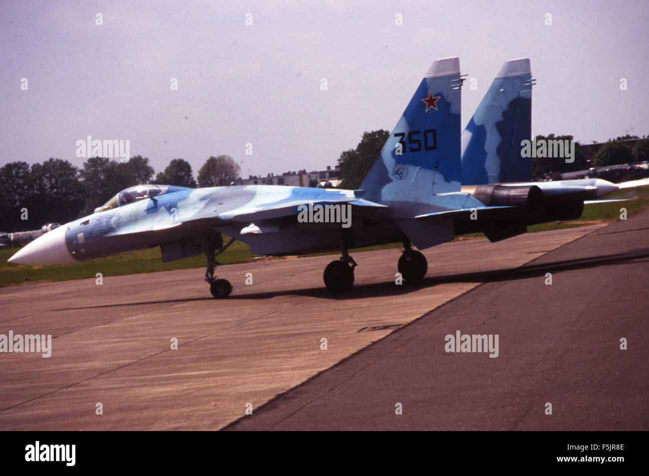 Il Sukhoi su-35 è un aereo da caccia multiruolo russo altamente avanzato, introdotto per la prima volta negli anni '1990 Il modello nell'immagine, catturato il 16 giugno 1995, dimostra l'avanzata manovrabilità, velocità e versatilità dell'aereo nelle missioni di combattimento e di superiorità aerea. Foto Stock