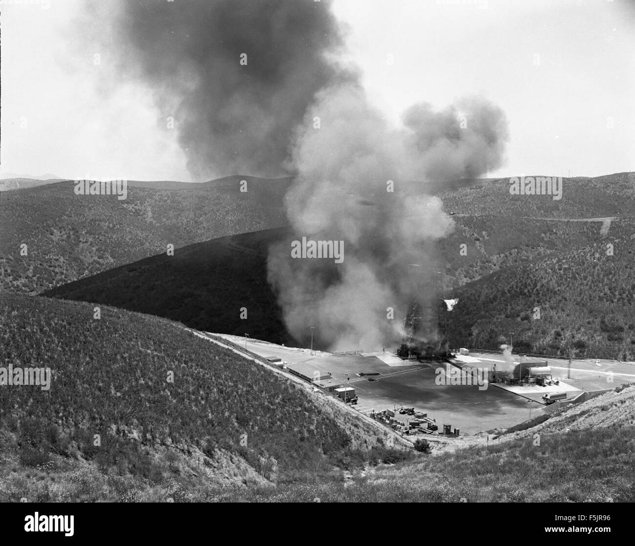 Questa immagine cattura il momento drammatico e intenso di un incendio acceso nel Sycamore Canyon. La scena mostra il terreno impegnativo e il complesso funzionamento della gestione degli incendi in un ambiente naturale. Foto Stock