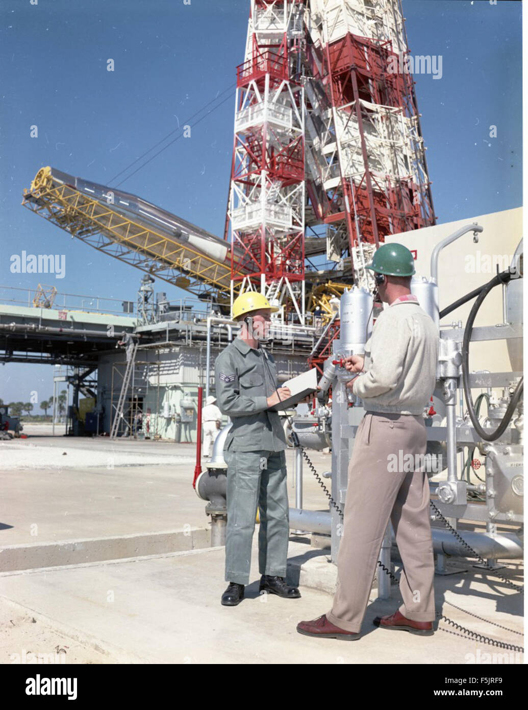 Questa fotografia mostra i membri della classe di addestramento USAF, tra cui il sergente Davis e Pete Shroble, che mostrano l'ambiente di addestramento militare. L'immagine cattura un momento di istruzione e lavoro di squadra all'interno della United States Air Force. Foto Stock
