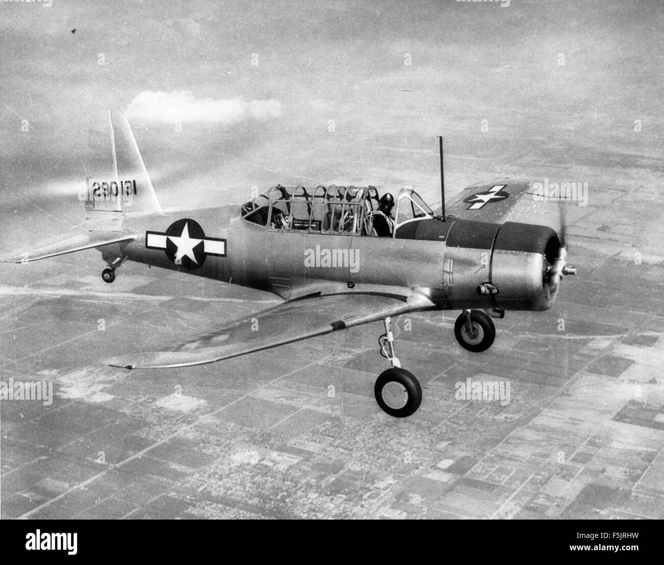 Il Vultee BT-13B, con il numero di coda 42-90131, è un velivolo da addestramento dell'era della seconda guerra mondiale utilizzato dalle United States Army Air Forces. Si tratta di un esempio significativo della prima aviazione militare, caratterizzata da un design monoplano ad ala bassa, che ha contribuito all'addestramento dei piloti durante la guerra. Foto Stock