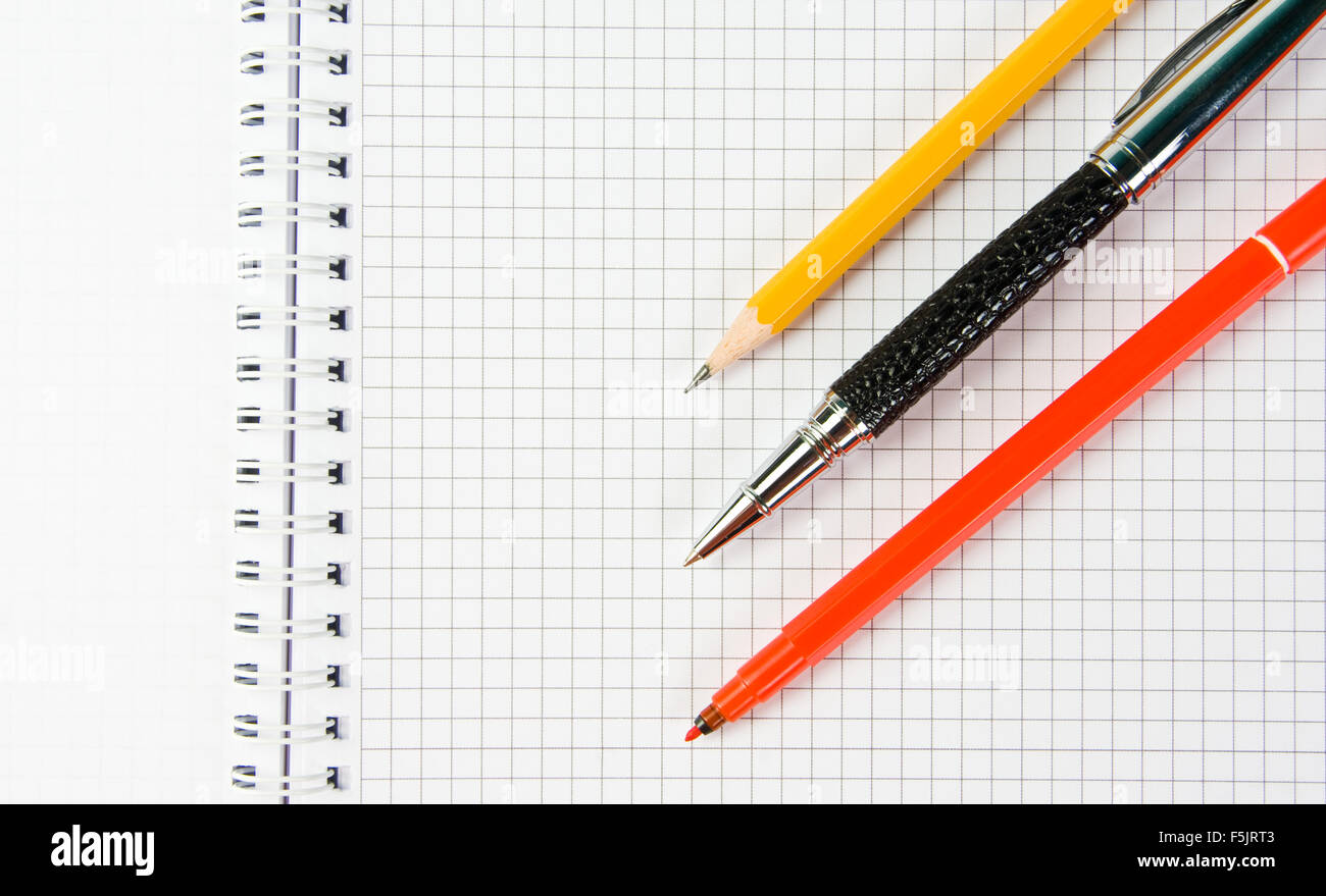 Aprire il libro di scrittura con una penna, matita e indicatore rosso Foto Stock