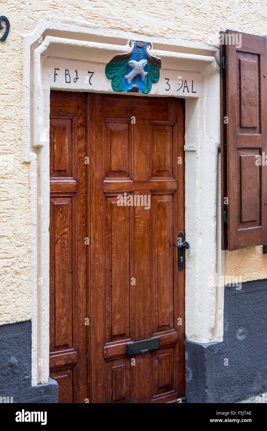 Segno di pesce al di sopra di una casa di pescatori, pescatori trimestre, Altstadt, Im Staden, Saarburg, Renania-Palatinato, Germania Foto Stock