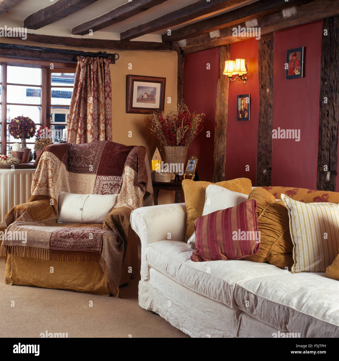 Patchwork Marrone Buttare Sulla Poltrona In Cottage Accogliente Soggiorno Con Color Terra Cuscini Su Un Divano Bianco Foto Stock Alamy