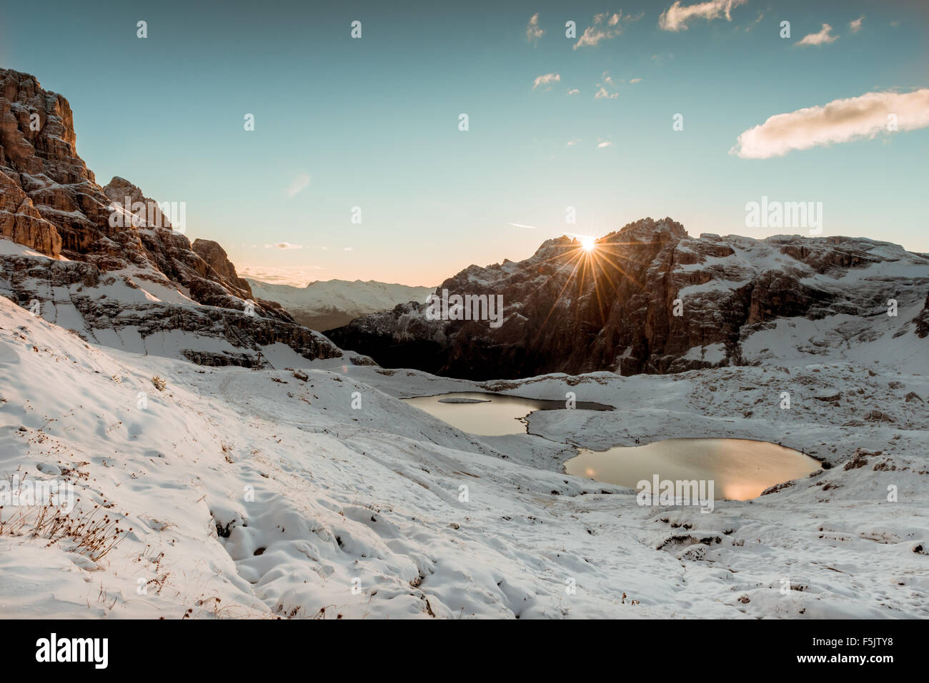 La neve e il lago di montagna Lago dei piani nei pressi di Drei Zinnen o le cime, Italia Alpi Dolomiti Foto Stock