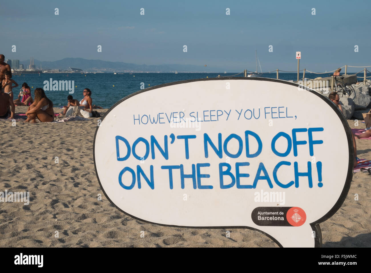 Avvertenza di scottature solari,utilizzando la crema solare,UV, pericoli,non dorme sulla spiaggia di Barceloneta Beach,spiaggia urbana di barcellona,cataluña,Spagna. Foto Stock