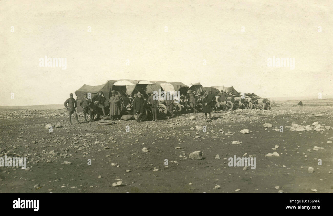 Vetture i soldati dell'Esercito Italiano nel deserto, Etiopia Foto Stock