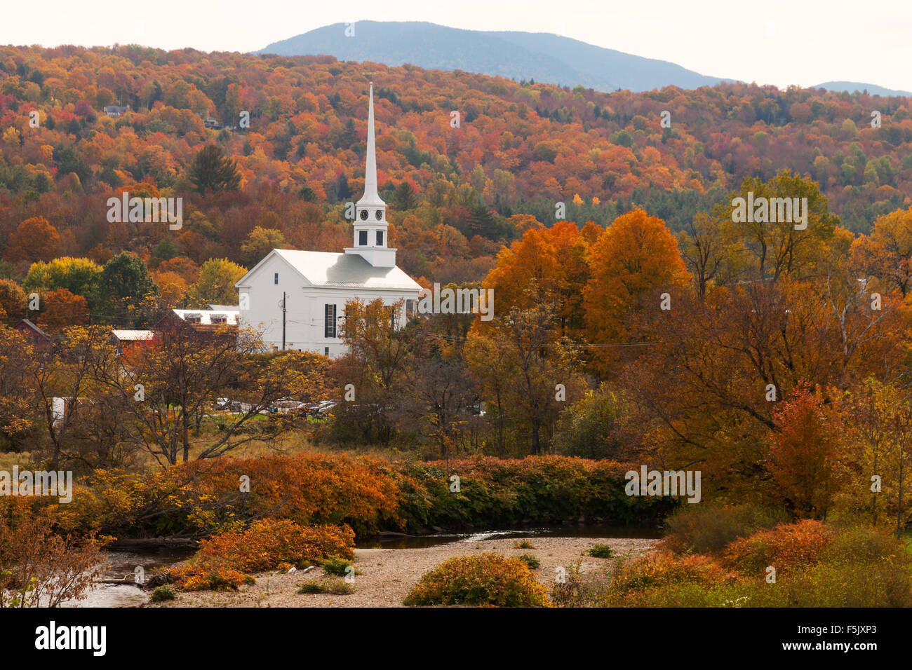 La Nuova Inghilterra autunno; Stowe Vermont Comunità chiesa in autunno, Stowe Vermont New England USA Foto Stock