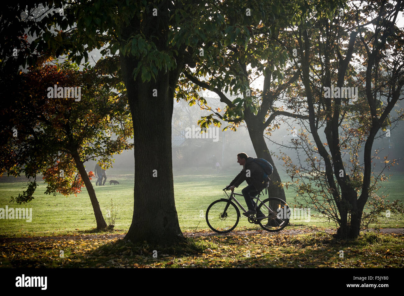 Un ciclista di cicli a casa dopo una giornata di lavoro a Londra Foto Stock
