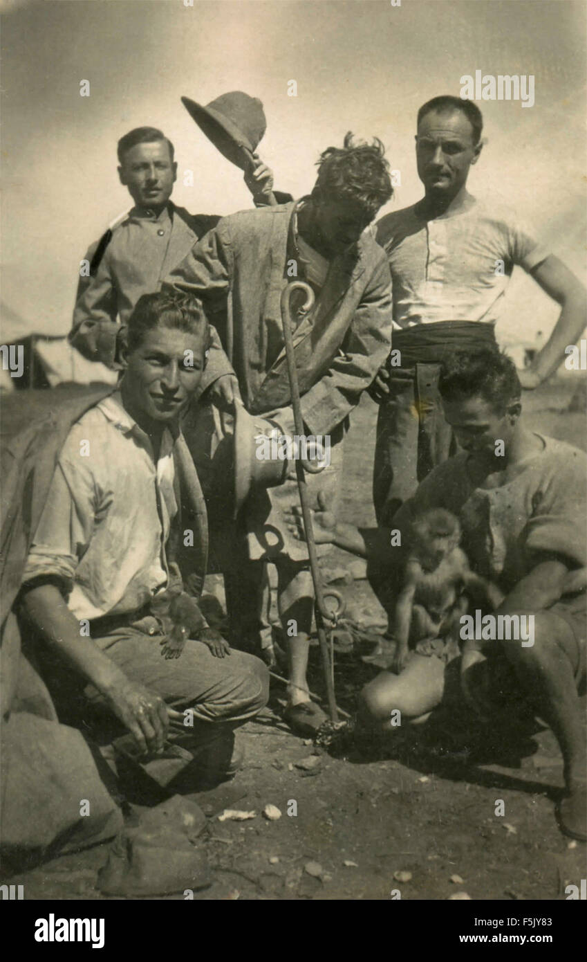 Italiano soldati coloniale con le scimmie , Africa orientale Foto Stock