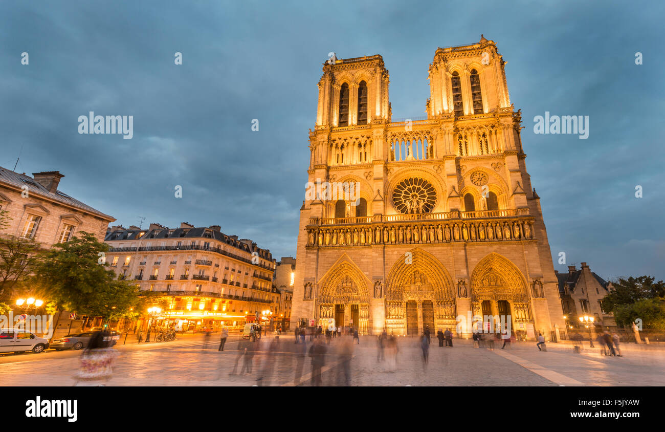 La cattedrale di Notre Dame al crepuscolo, interno, facciata occidentale, Ile de la Cite, Parigi, regione Ile-de-France, Francia Foto Stock