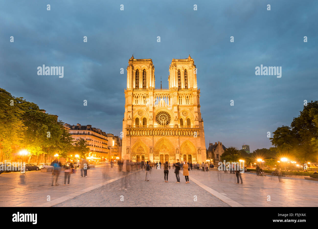 La cattedrale di Notre Dame al crepuscolo, interno, facciata occidentale, Ile de la Cite, Parigi, regione Ile-de-France, Francia Foto Stock