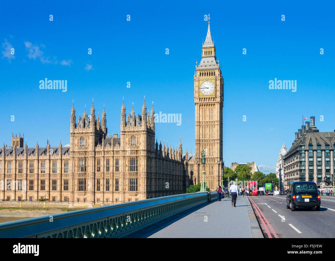 Taxi nero di guida della cabina sul Westminster Bridge con la Casa del Parlamento e dal Big Ben dietro alla City di Londra Inghilterra REGNO UNITO GB EU Europe Foto Stock