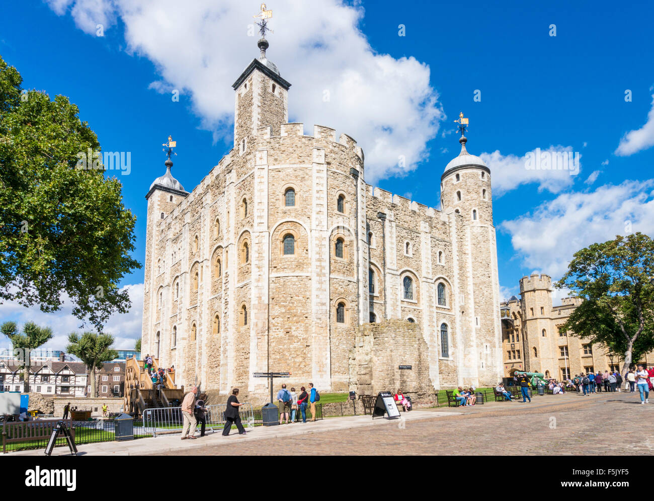 I turisti che visitano la torre bianca all'interno della Torre di Londra complesso della città di Londra Inghilterra GB UK EU Europe Foto Stock