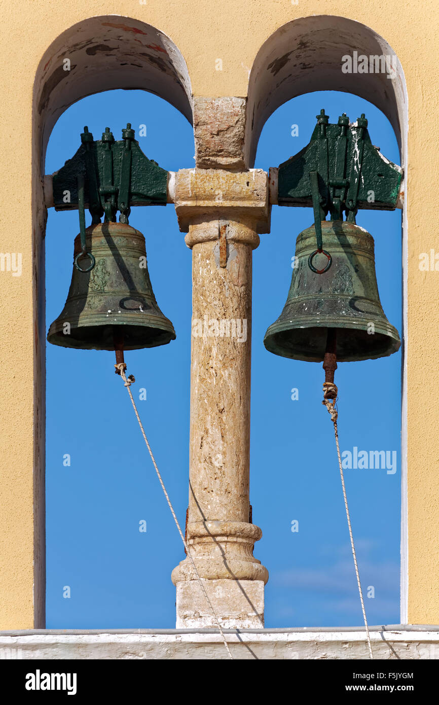 Le campane della torre campanaria, monastero di Panagia Theotokos tis Paleokastritsas o Panagia Theotokos, Paleokastritsa, Corfù Foto Stock