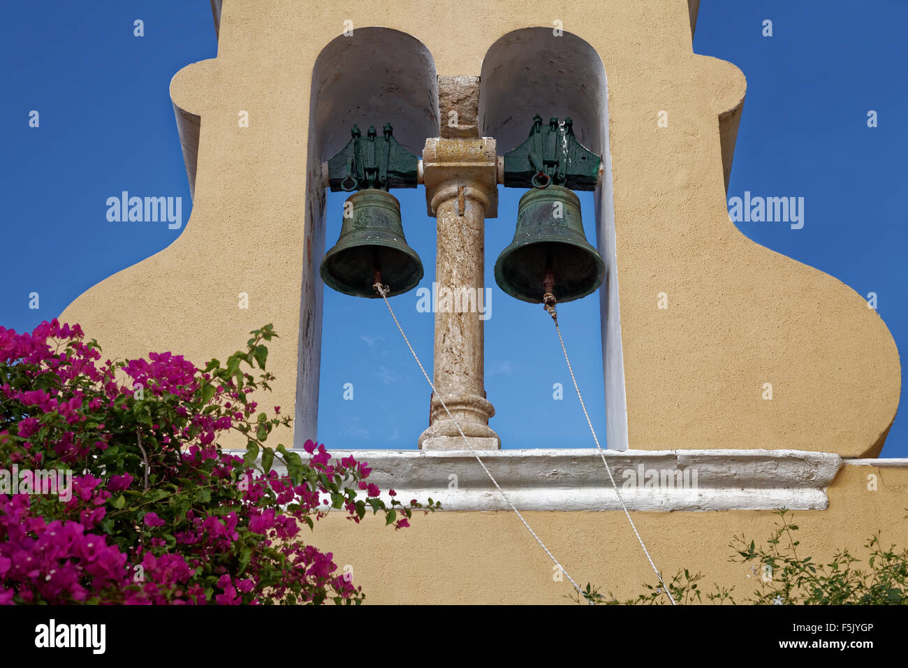 Le campane della torre campanaria, monastero di Panagia Theotokos tis Paleokastritsas o Panagia Theotokos, Paleokastritsa, Corfù Foto Stock