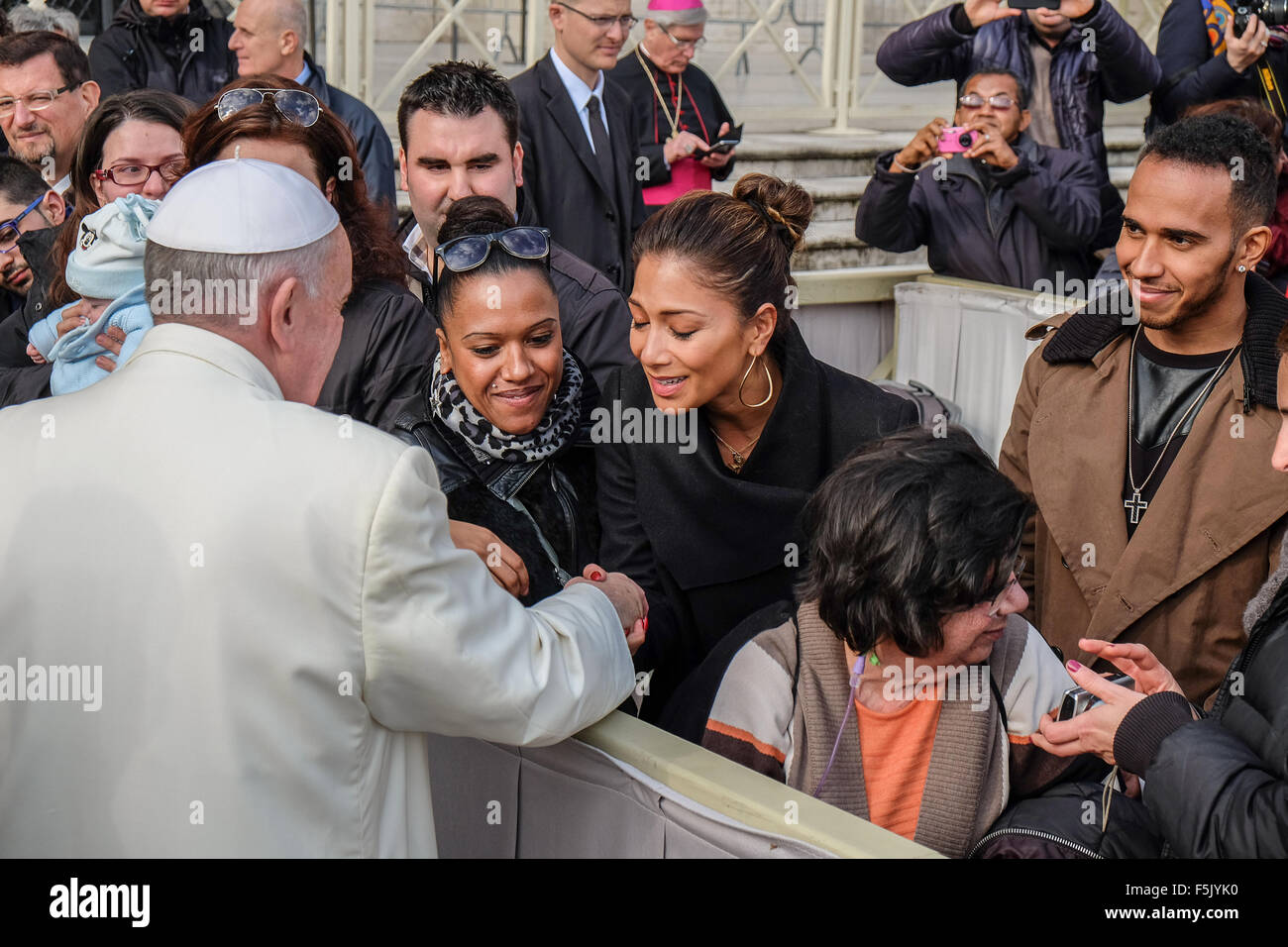 Lewis Hamilton e l'attrice Nicole Scherzinger incontrare Papa Francesco in piazza San Pietro durante l udienza generale del 12 febbraio 2014 Foto Stock