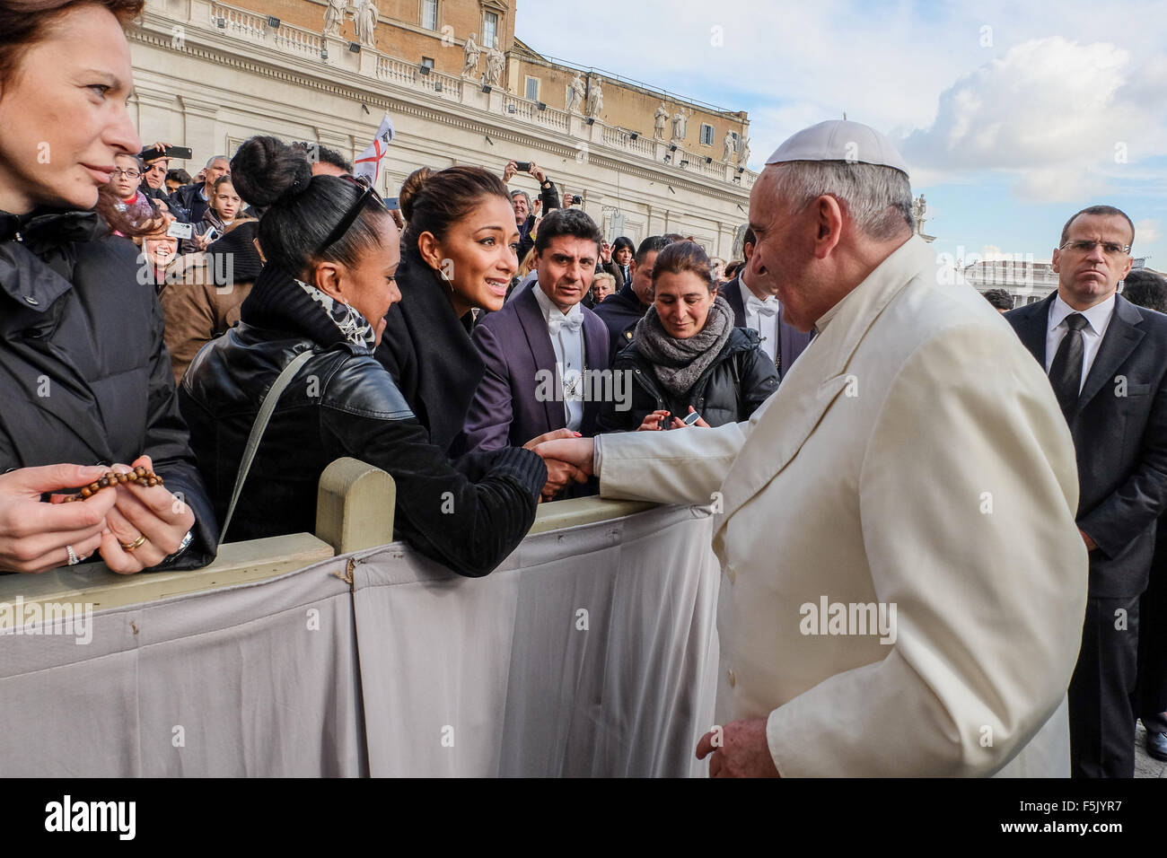 Lewis Hamilton e l'attrice Nicole Scherzinger incontrare Papa Francesco in piazza San Pietro durante l udienza generale del 12 febbraio 2014 Foto Stock