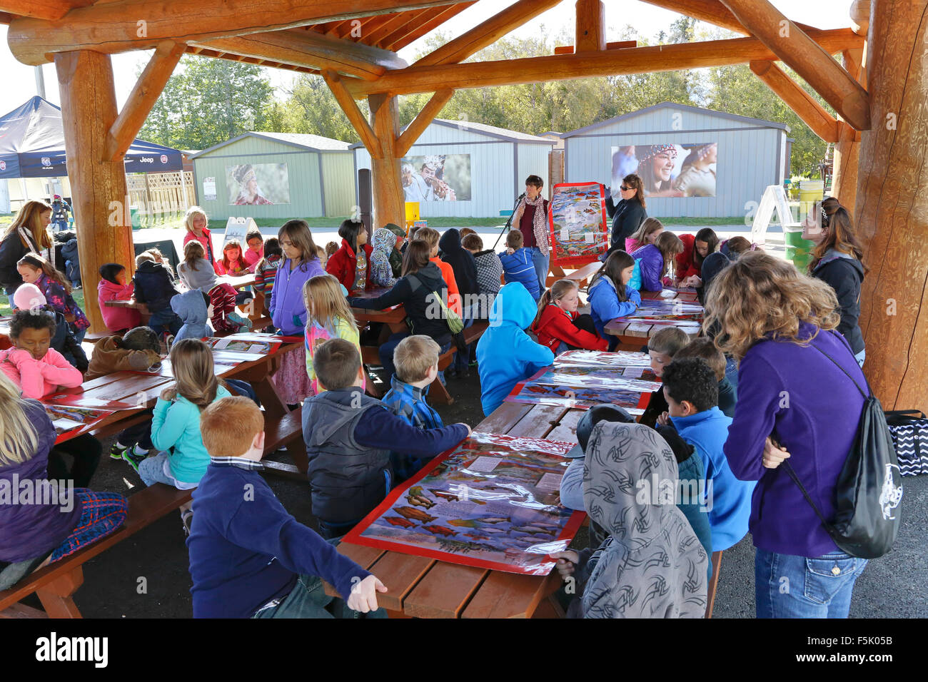 La scuola dei bambini, quarto grado con insegnanti che frequentano la dimostrazione. Ciclo di vita il Coho & Salmone Chinook, Alaska State Fair. Foto Stock