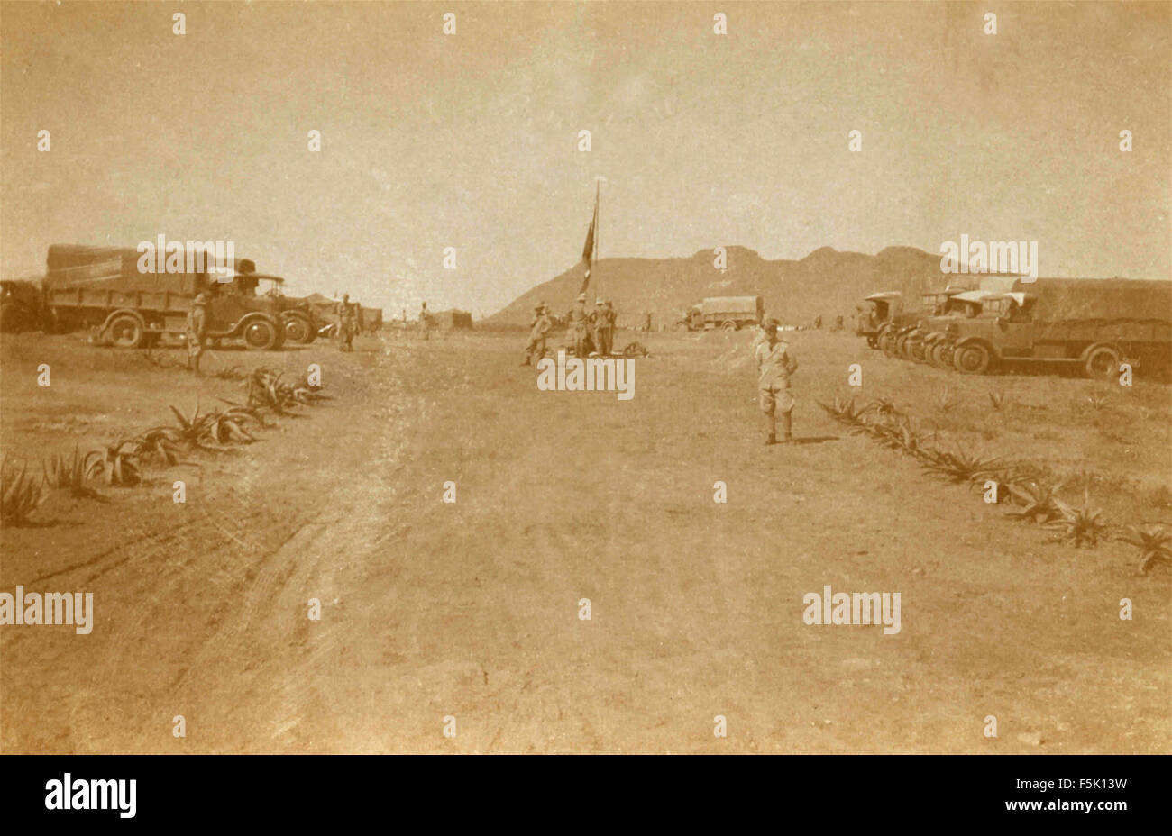 L'ingresso dell'accampamento dell'Esercito Italiano , Africa Foto Stock