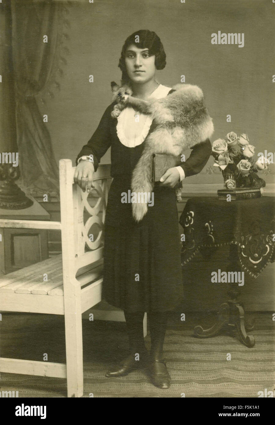 Ritratto di una donna con una volpe attorno al collo, Italia Foto Stock