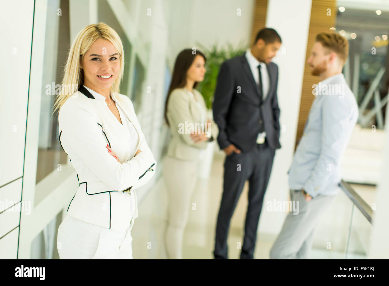 I giovani in ufficio Foto Stock