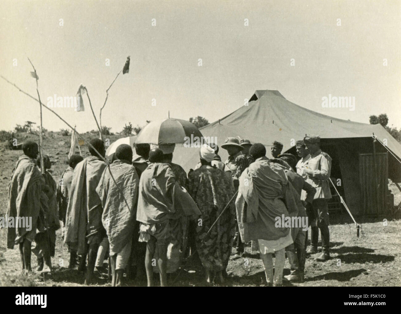 Coloniale italiano dignitari militari con africane , Africa orientale Foto Stock