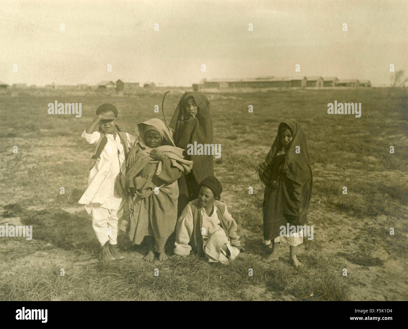 Un folto gruppo di bambini , Africa orientale Foto Stock