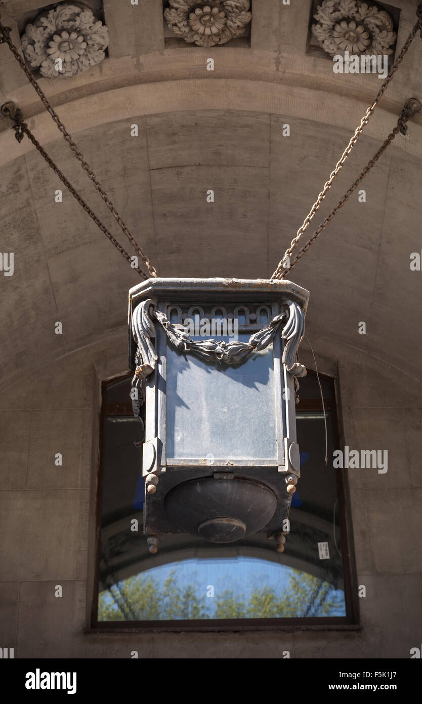 Vecchia strada lampada appesa su sedie a San Pietroburgo, Russia Foto Stock