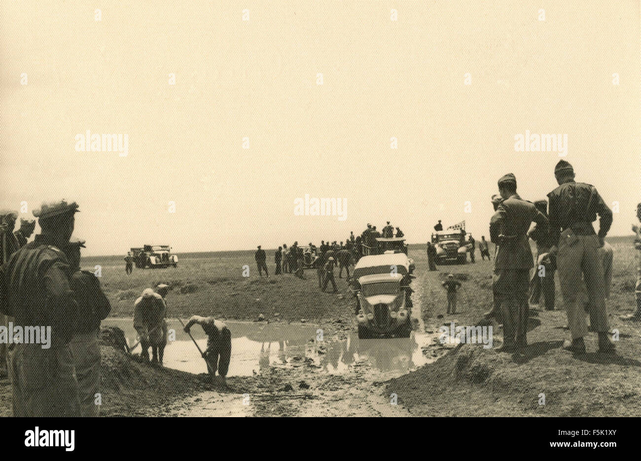 L'Esercito Italiano truppe wade un fiume con i veicoli Foto Stock