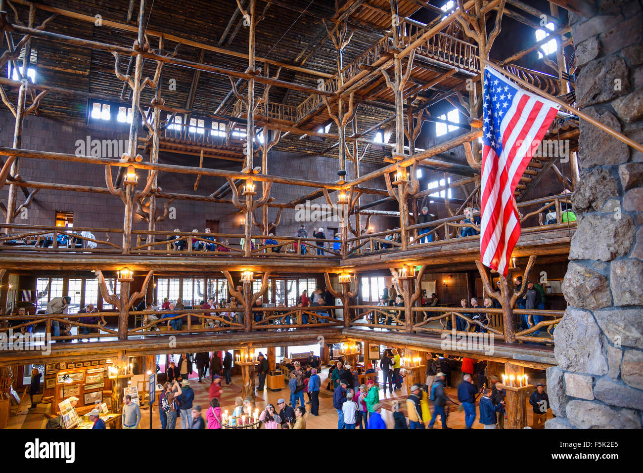 Old Faithful Inn, il Parco Nazionale di Yellowstone, Wyoming USA Foto Stock