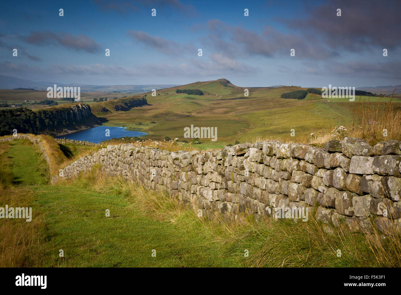 Dawn al Vallo di Adriano vicino al forte romano a Housesteads, Northumberland, Inghilterra Foto Stock