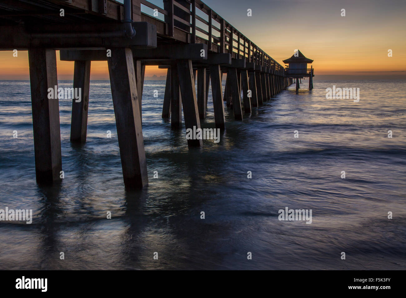 Sotto il molo al crepuscolo, Naples, Florida, Stati Uniti d'America Foto Stock