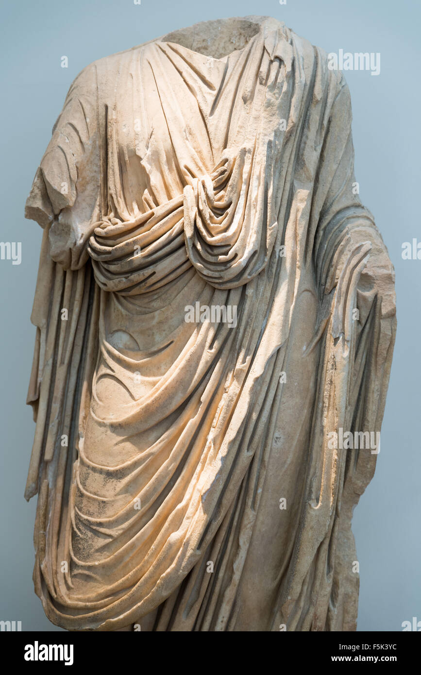 OLYMPIA, Grecia - 29 ottobre 2015: Statua di un uomo che indossa una toga al Museo Archeologico di Olimpia. Bronzo Testa di leone Foto Stock