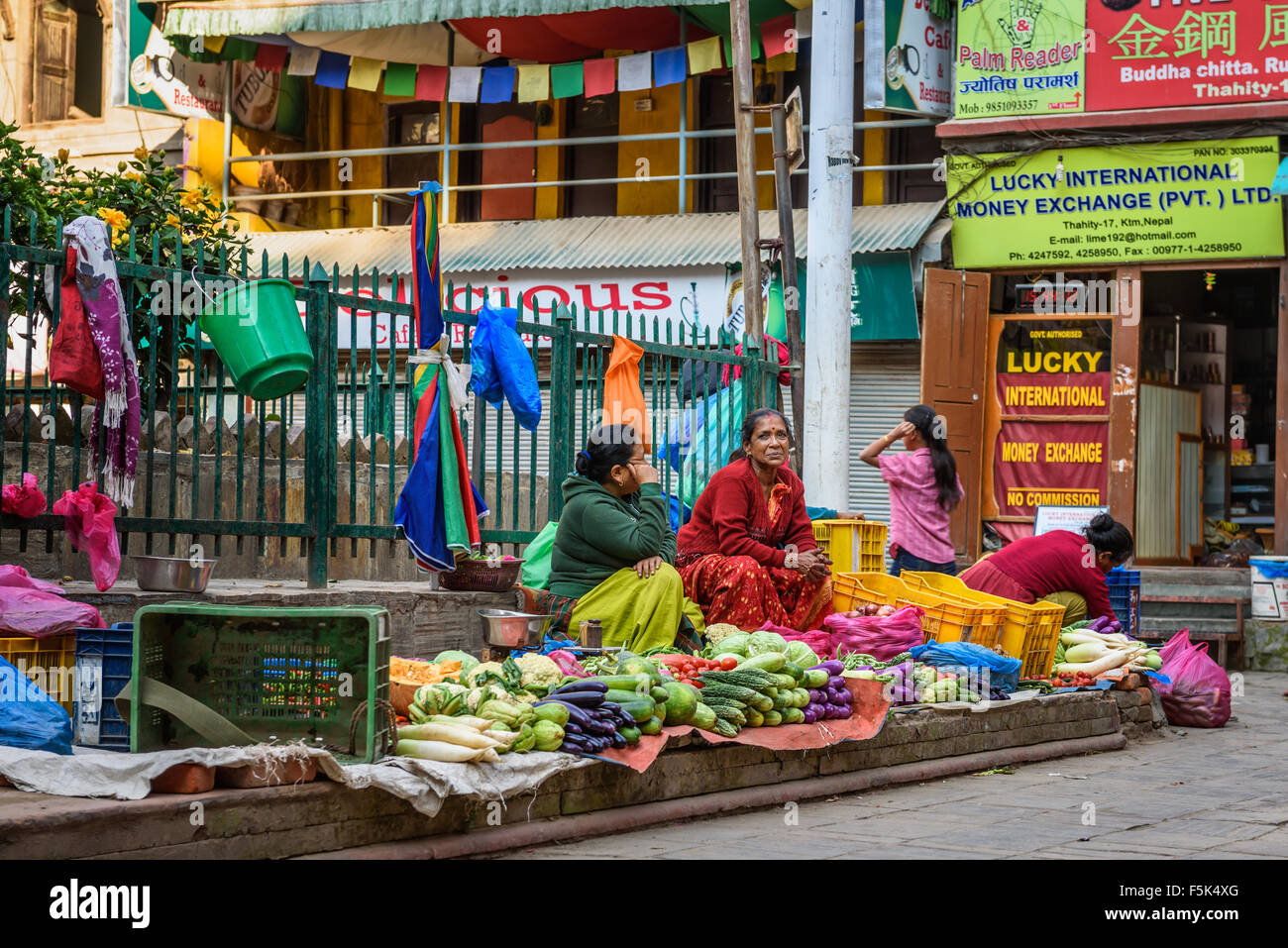 Le donne nepalesi vendere verdure a un piccolo mercato locale di Kathmandu Foto Stock