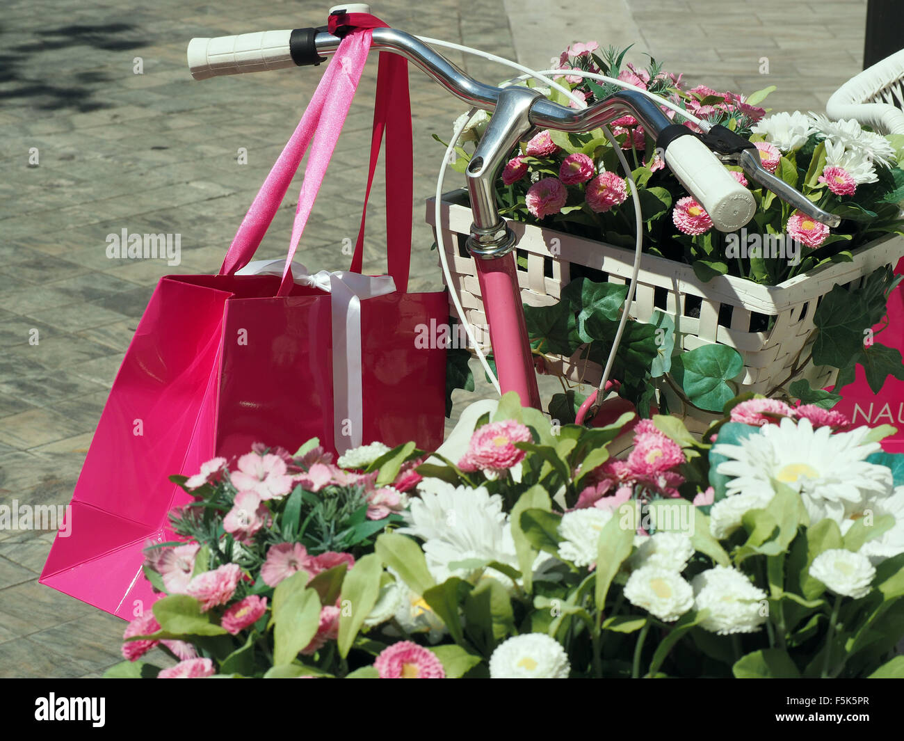Decorate Una Bicicletta Rosa Con Gerle Pieno Di Fiori E Un Sacchetto Della Spesa Sul Manubrio Parcheggiata In Un Italiano Di Strada Asfaltata Foto Stock Alamy