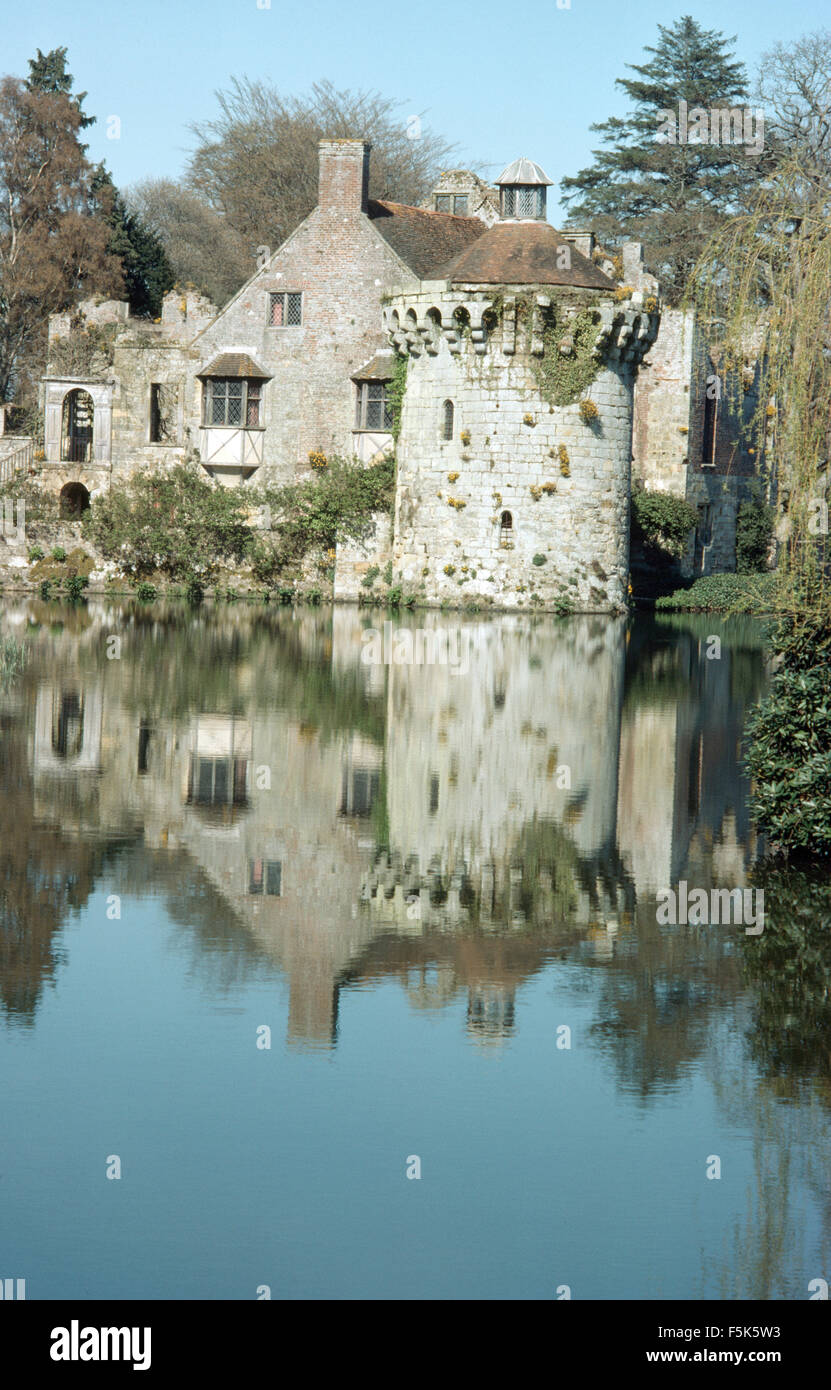 Esterno di un lago Tudor country house con una torretta Foto Stock