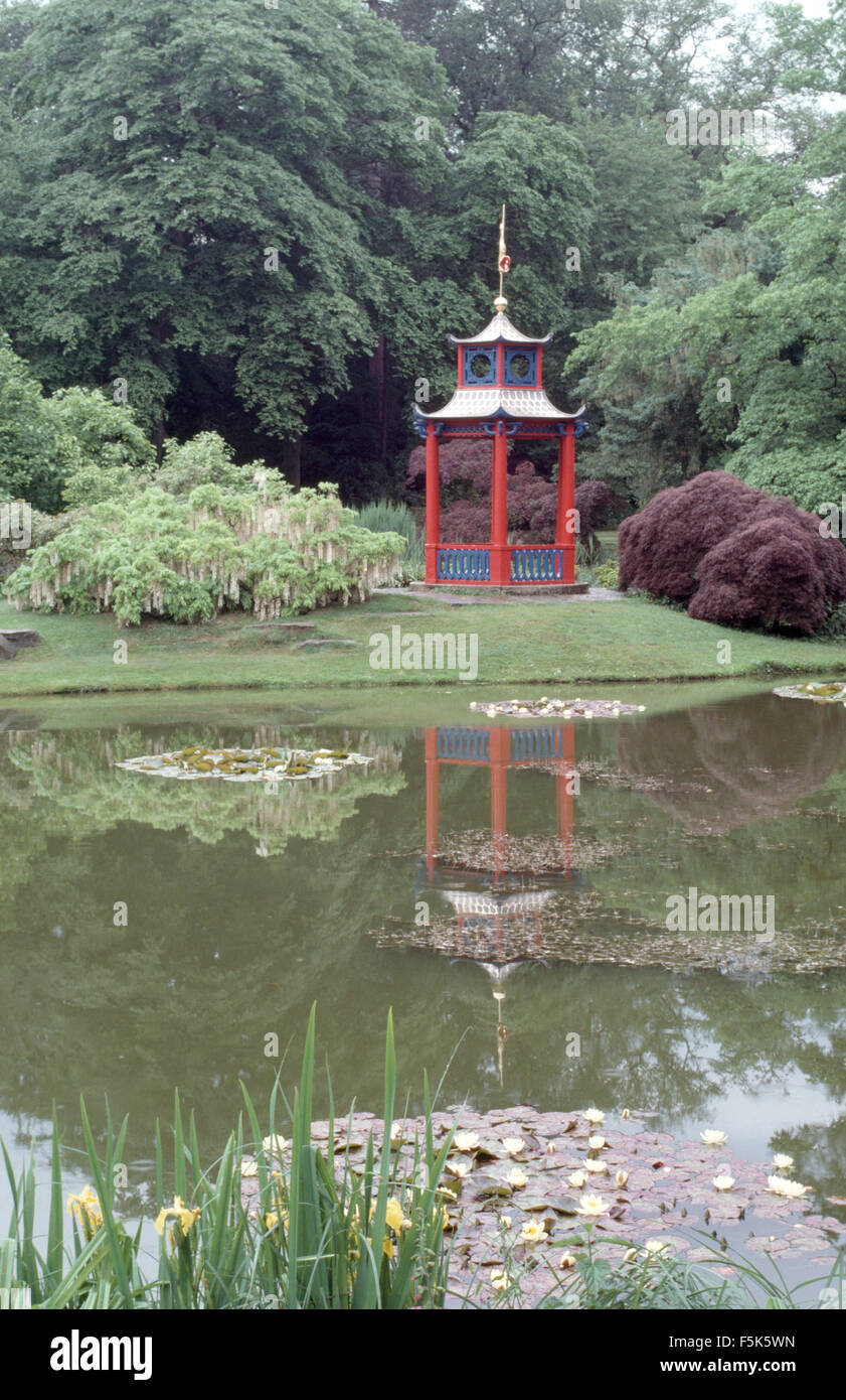 Waterlilies sul lago di fronte a un rosso padiglione Cinese in un paese grande giardino Foto Stock