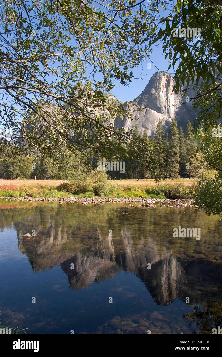 Nov 27, 2005; Yosemite, CA, Stati Uniti d'America; rocce riflessa nel fiume Merced. Parco Nazionale di Yosemite è quasi 1.200 miglia quadrate di scenic wild terre ritirate dalla produzione in 1890 da John Muir per preservare la centrale Sierra Nevada gamma. Compresa tra 2.000 piedi sopra il livello del mare a più di 13.000 piedi, il parco ha natura alpina, 3 boschetti di sequoie giganti e il Parco Nazionale di Yosemite Valley. Chiamato 'l'Incomparabile Valley, ' Yosemite è un ghiacciaio scolpito canyon. Saltando le cascate, cupole arrotondate, enormi monoliti, e torreggianti scogliere ha ispirato i pittori, poeti, fotografi, e milioni di visitatori. Prati aperti con wild Foto Stock