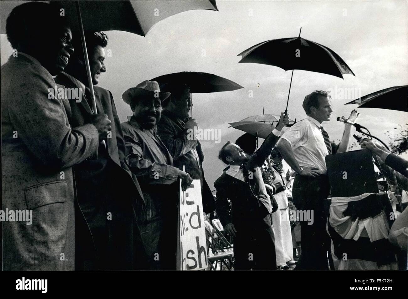 1970 - Congressman George Bush Sr. campagne di Austin in Texas - 1970. Bush era acceso contro Llyod Benson per un sedile in Senato. (Credito Immagine: © Keystone Pictures USA/ZUMAPRESS.com) Foto Stock